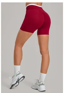 Detail der High-Waist Scrunch Butt Yoga-Shorts in Dunkelrot mit Seitentasche und Kontrastrand