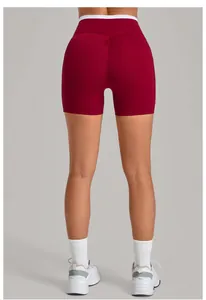 Rückansicht der roten High-Waist Yoga-Shorts mit Scrunch-Po und weißem Kontrastrand