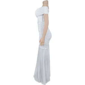 Détail de la robe maxi blanche à épaules dénudées avec des fronces élégantes et élastiques