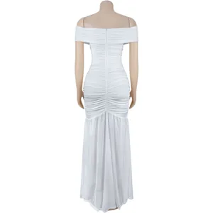 Détail d'une élégante robe de soirée blanche à épaules dénudées avec fronces et zip au dos