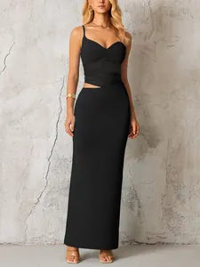 Détail du patchwork en maille transparente et découpes sur la robe longue noire