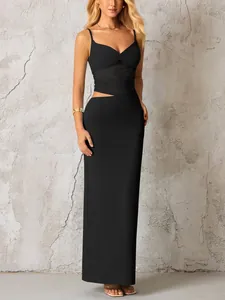 Détail de plis en maille transparente et découpe à la taille sur robe noire élégante