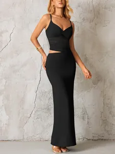 Détail de l'empiècement en résille transparente et découpes sur robe longue noire
