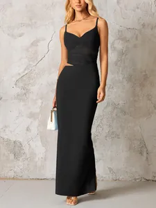 Vue détaillée des découpes latérales et du mesh transparent sur cette robe de soirée