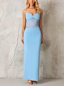 Détail de la découpe latérale et de l'empiècement en mesh transparent sur la robe bleue