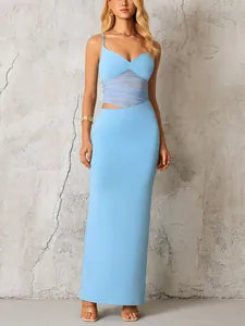 Détail de la taille découpée en résille bleu clair sur une robe longue moulante