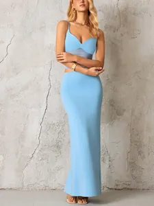 Détail du patchwork en maille bleu clair et silhouette ajustée sur la robe longue
