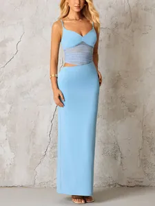 Détail de la robe bleu clair avec empiècements en tulle et découpe latérale à la taille