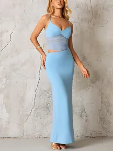 Détail de la robe longue bleu ciel avec découpe à la taille et tulle plissé