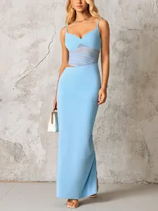 Détail d'une robe longue bleu clair avec patchwork en résille et découpe à la taille