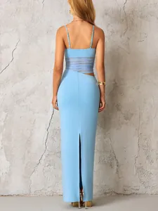 Détail de la robe moulante bleu clair avec taille en résille et découpe au dos