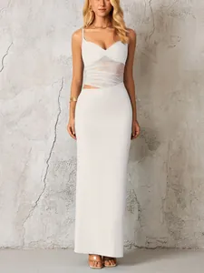 Détails de l'empiècement en mesh et des fronces à la taille de la robe blanche