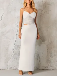 Détail de la robe longue blanche montrant les découpes latérales et la taille plissée en mesh
