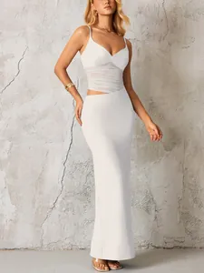 Détail de la robe longue blanche montrant le mesh, les découpes et la texture ajustée
