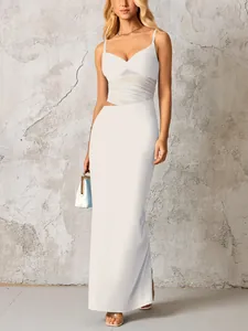 Détails d'une robe longue blanche avec empiècements en tulle et découpes latérales