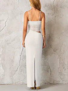 Détail de la taille en mesh transparent et de la fente arrière de cette robe blanche