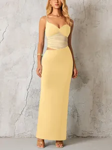 Détail de la robe jaune clair avec plis en maille transparente et découpes sur le côté