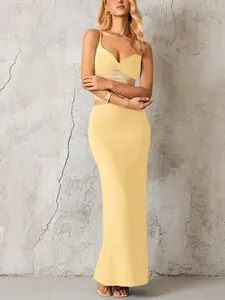 Détail du patchwork en résille jaune clair sur une robe longue moulante sexy fendue