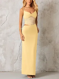 Détail de l'empiècement en maille et de la découpe à la taille d'une robe jaune ajustée
