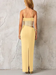 Détail de l'empiècement en mesh et fente arrière sur une robe longue jaune