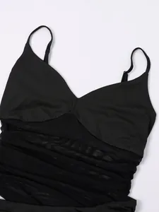 Détail du patchwork en maille noire avec tissu plissé et bretelles réglables sur la robe