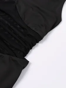 Détail du tissu en soie de lait noir froncé avec empiècement en maille transparente