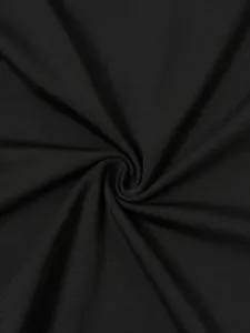 Gros plan sur le tissu en soie de lait noire montrant texture élastique et drapé
