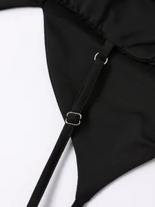 Vue détaillée des boucles métalliques et bretelles réglables sur robe noire