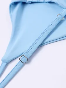 Gros plan sur la bandoulière bleu clair avec boucle de réglage en métal argenté