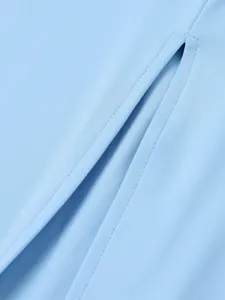 Gros plan sur la fente latérale de la robe bleu clair avec couture double aiguille