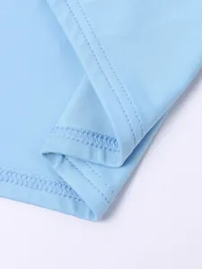 Gros plan détaillé sur la double couture du tissu en soie de lait bleu clair