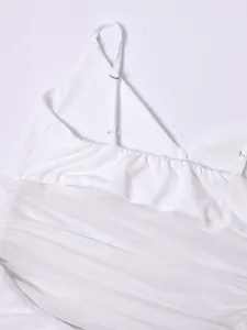 Détail des bretelles réglables et des volants en tulle sur la robe longue blanche