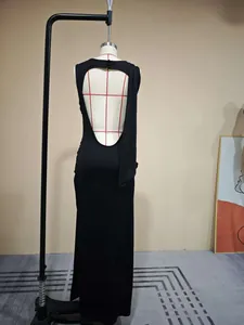 Dettaglio dell'elegante design senza schienale e chiusura sul collo di questo abito nero