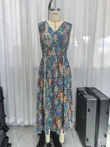 Dettaglio della vita a punto smock floreale bohémien e scollo a V su abito lungo