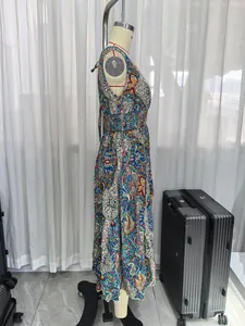 Dettaglio della fantasia paisley e della stampa etnica sul vestito lungo smanicato
