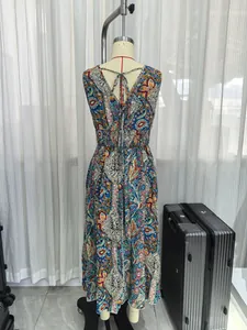 Dettaglio di un abito lungo boho senza maniche con stampa paisley e lacci sulla schiena