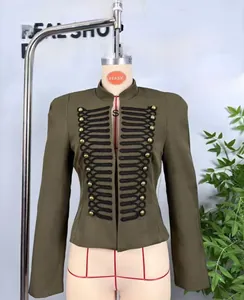 Dettagli della giacca stile ussaro militare con bottoni dorati e decorazioni a corda