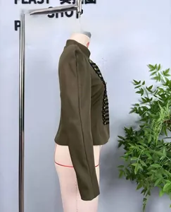 Dettaglio del collo alto della giacca militare con bottoni e trecce decorative
