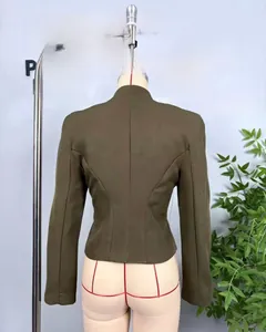 Giacca slim fit verde oliva da donna con collo alto e cuciture sulla schiena