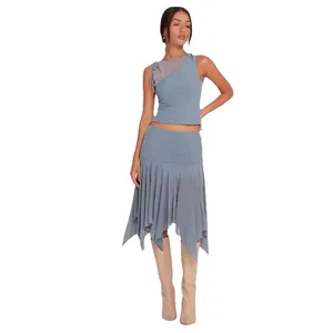 Zweiteiliges Set für Damen mit blauem asymmetrischem Oberteil und Midirock