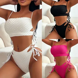 Detail von Waffelstruktur-Bikini-Sets in Weiß, Schwarz und Rosé mit seitlichen Schnüren
