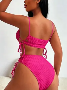 Detail des fuchsiafarbenen Bikinis mit Seersucker-Struktur und seitlicher Schnürung