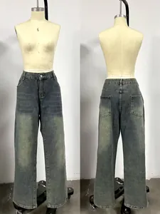 Dettaglio macro dei jeans ampi lavati grigio-verde in stile vintage da uomo