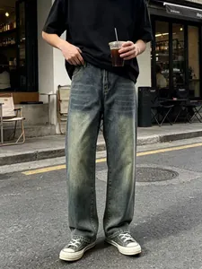 Dettaglio dei jeans lavati vintage da uomo con taglio dritto e stile casual