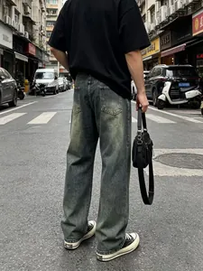 Dettaglio del lavaggio lavato e del taglio dritto ampio dei jeans vintage da uomo