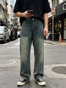 Dettaglio del lavaggio vintage di questo jeans uomo dritto largo con effetto invecchiato