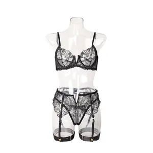 Gros plan détaillé sur la broderie florale noire et la maille transparente d'un ensemble
