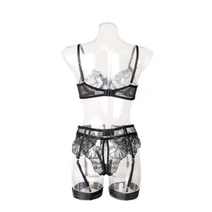 Détails du dos d'un ensemble de lingerie en dentelle noire avec broderie et porte-jarretelles