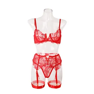 Détail d'un ensemble de lingerie en dentelle rouge avec broderie et jarretières ajustables