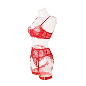 Détail de dentelle à broderie florale rouge sur un ensemble de lingerie cinq pièces